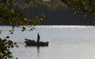 Angler im Boot auf der Sechs-Seen-Platte