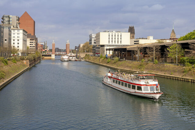 Schiff macht Hafenrundfahrt