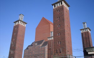 Brückenköpfe der Schwanentorbrücke vor tiefblauem Himmel