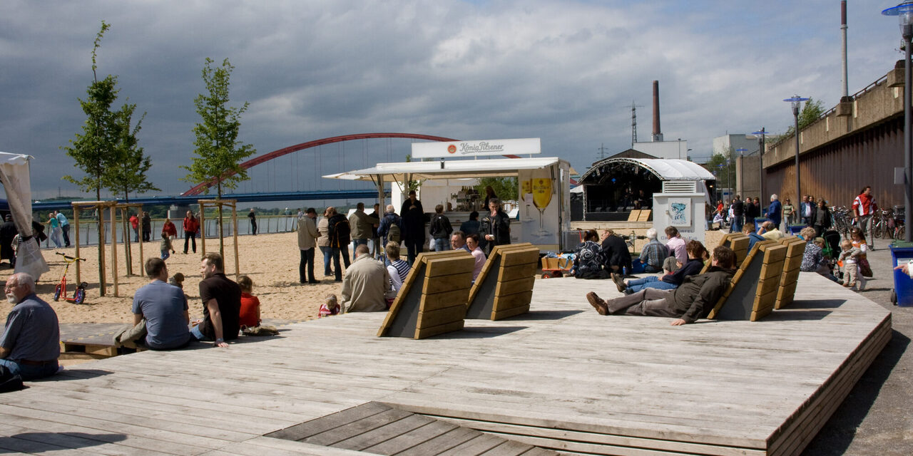 Besucher im Rheinpark an der Promenade