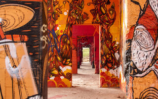 Rgheinpark Graffitti in Orange- und Rottönen auf altem Mauerwerk