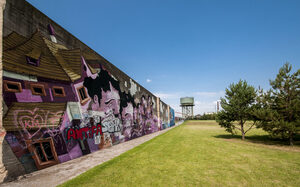 Wiese, Graffiti und Wasserturm