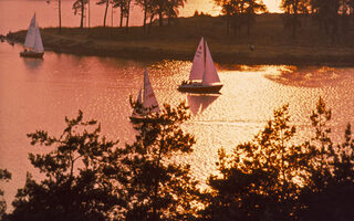 Drei Segelboote  auf dem See bei Sonnenuntergang