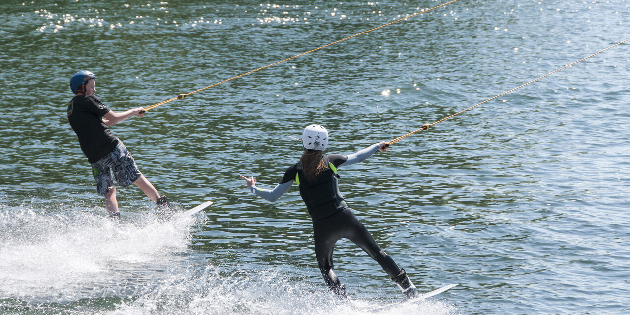 Zwei Wasserskifahrer