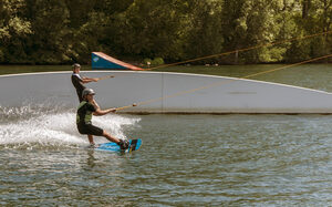 Zwei Wakeboarder vor einer Rampe