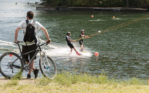 Zwei Wasserskifahrer
