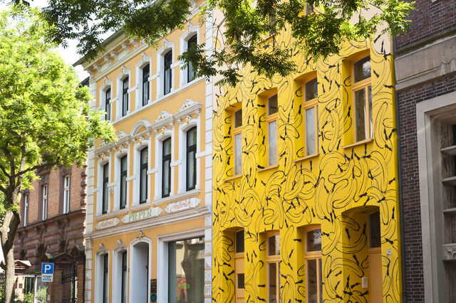 Freundlich bemalte Hausfassaden. Eins davon mit Bananen.